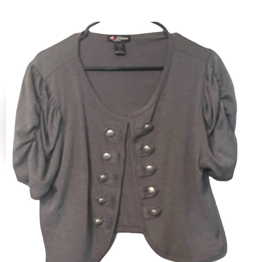 Cute 2XL top fashionable half top you will love it great to wear over sweater!🤩